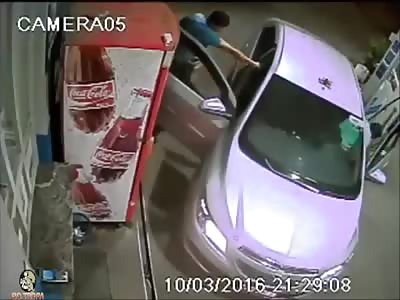 GUNMAN IS KILLED BY POLICE