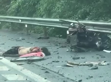 Horrific deadly motorcycle accident happened in Chinese road 
