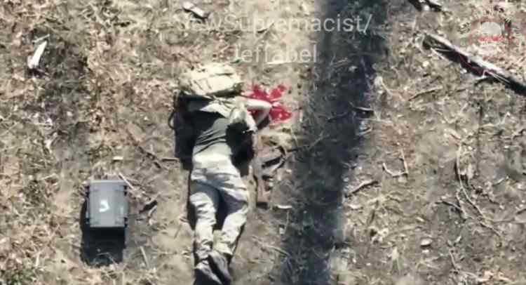 Ukrainian soldiers abandon their comrade. 