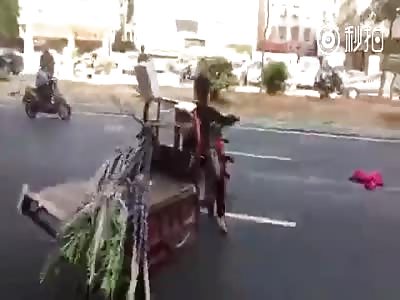 Crazy woman driving a tricycle repeatedly hittting traffic police and their vehicles