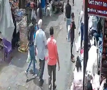 Criminal Can be Seen Stabbing an Indian Citizen Before Taking Off