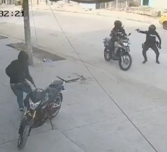 Extortionist Gunned Down by Police Officers In Ecuador (W/ Aftermath)