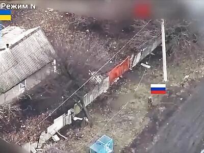 Ukrainian soldier destroys a Russian in firefight.