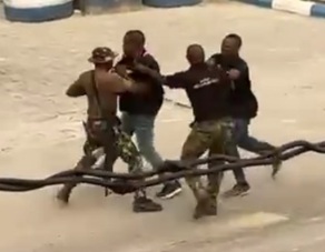 LOL: Nigerian Army Soldiers vs Nigerian Cops