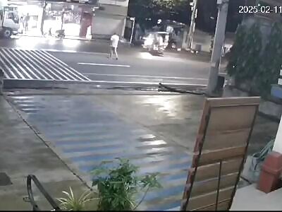 Final Destination:14 Wheeled Truck Run Over Man After Car Hit Him