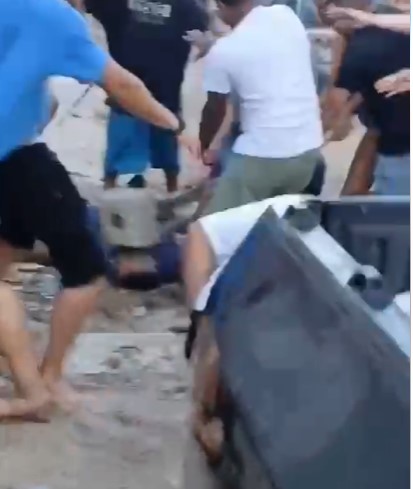 man armed with knife is brutally beaten in a favela