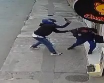 Two criminals with a firearm hits a woman to steal her purse