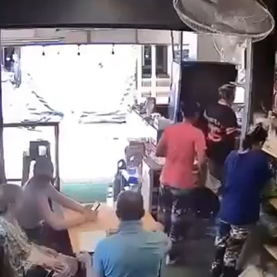 Thai Woman Stabbed to Death In Front of Shocked Tourists at Restaurant
