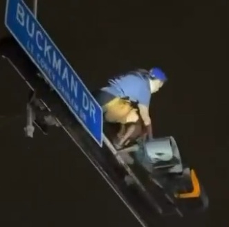 Gators Fan Falls after Moronically Climbing Traffic Light.