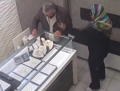 Woman Tries to Rob Jewelry Store by Spraying Chloroform on Owner