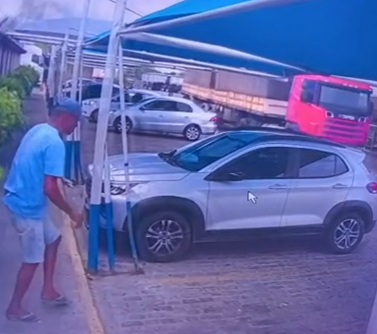 Old Man Throws Himself Under Truck To End It All Once.