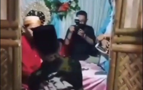 Jealous man stabb himself in the heart during the wedding of his ex