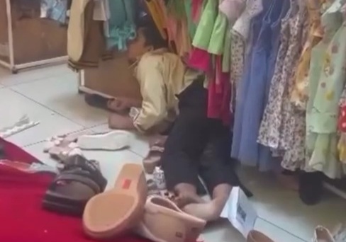 Depressed Chinese man commit suicide by jumping in mall