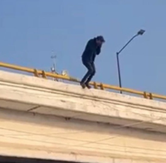 Man Jumps To His Death From An Overpass In Mexico