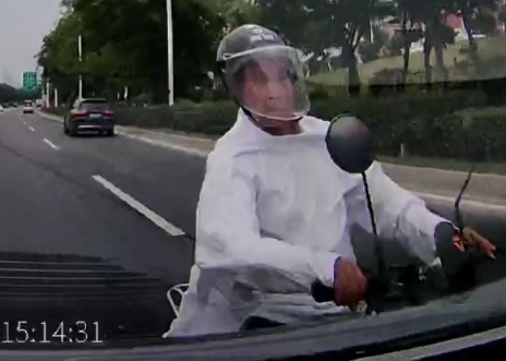 Old Chinese woman riding moped crashed dead 