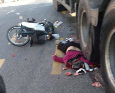 Stupid motorcyclist crashed like a watermelon under a big truck 