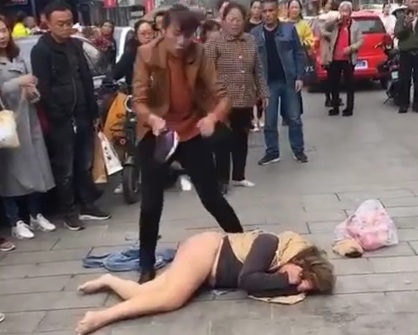 Angry wife beat the shit out of her husband mistress 