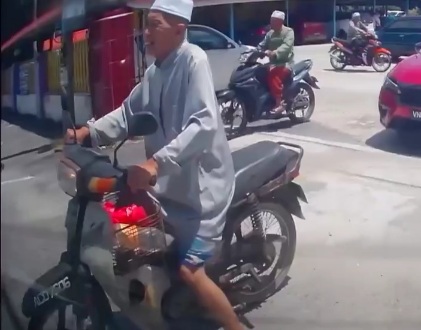 Stupid old man on motorcycle crashed dead by speeding truck 