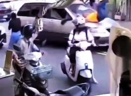 Stupid Chinese female driver horrifically crashed pedestrians 