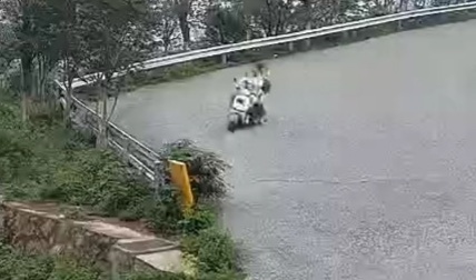 Four Chinese girls riding moped horrifically crashed 