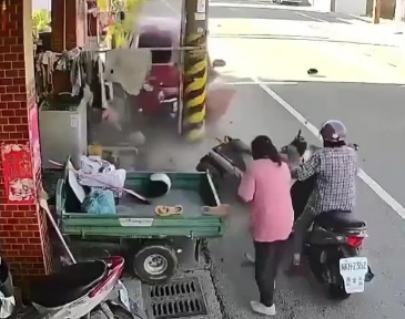 90-year-old Chinese female driver crashed 14 years old boy 