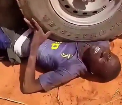 Rapid Support Forces run over a Sudanese citizen with a military vehic