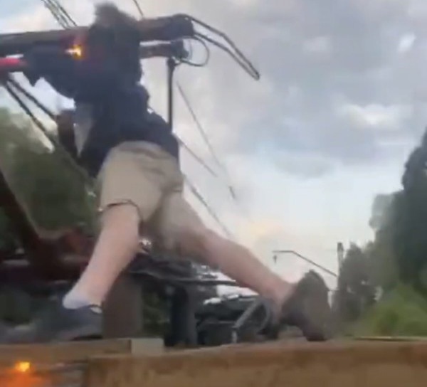 Stupid teen electrocuted