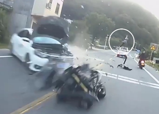 [POV VIDEO]motorcyclist flying after a horrific deadly crash 