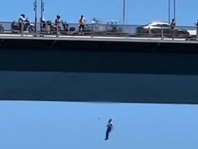 [FULL VIDEO]Depressed Turkish Man Ends his Life by Jumping from Bridge