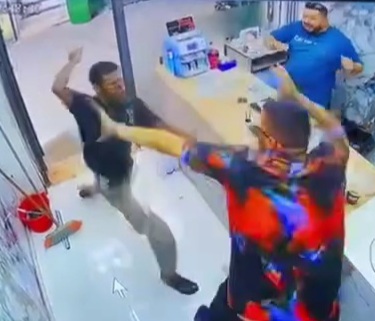 Deranged lunatic Libyan pulls knife and randomly stabs people 
