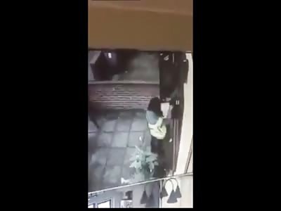 Scary Video Shows You Why You Shouldnâ€™t Open Doors for Strangers