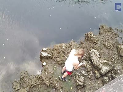 WTF Guy Found Two Turtles Chained Together