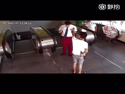 The man in broad daylight in the Wuhan metro station robbed with knif