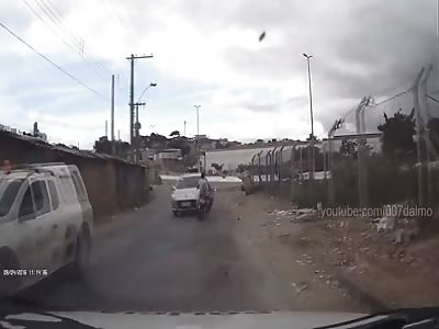 Thief tries to hit the police and gets an incredible accident