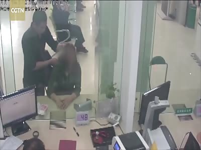 Bank employee saves hostage, takes down knife-wielding robber in S. China