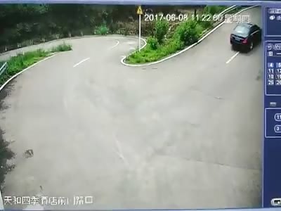 Mercedes driver narrowly escapes accident