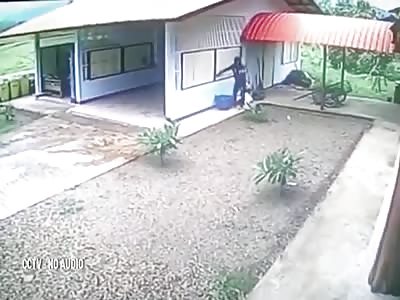 WORLD'S WORST BURGLAR STRUGGLES TO BREAK INTO OPEN GARAGE