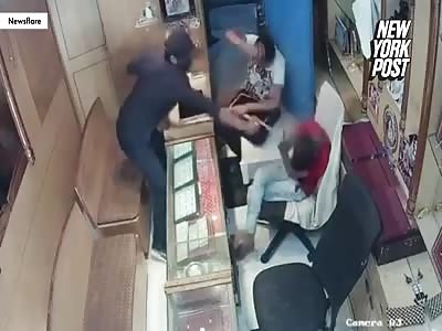 Jeweler fights back after getting pepper-sprayed 