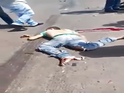 biker dies on the road after crashing his motorcycle against a truck