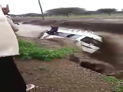 Dramatic rescue of avan passengers trapped in the middle of the stream