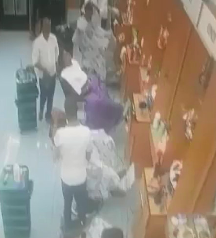 Robbery at Barber Shop in South Africa Suspect Shot Dead by Client  