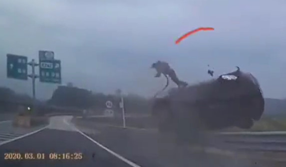 Man fly out of his car in brutal accident 