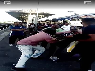 Crazy fight in train station 