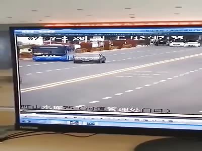 Bus driver lost control and fall in lake causing many dead 