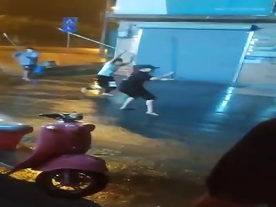 Meanwhile in Chinese street, big fight with iron pipe 