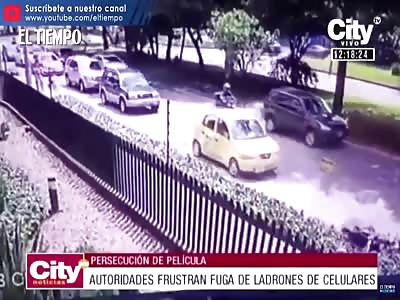 Taxi driver help police to catch phone thief on motorcycle 