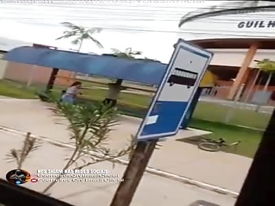 Unlucky thief try to robbing  Off duty police woman 