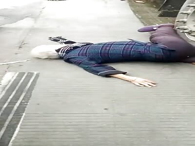 Chinese old woman crushed under big truck still alive 