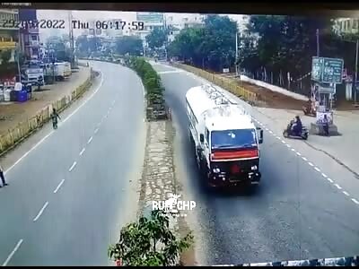 Motorcyclist head crushed under big truck 