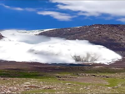 Terrifying footage of active avalanche that endangers life of a hiker